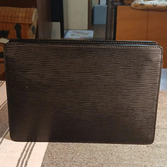 Louis Vuitton Black Epi Clutch Bag - Picture 3 of 16